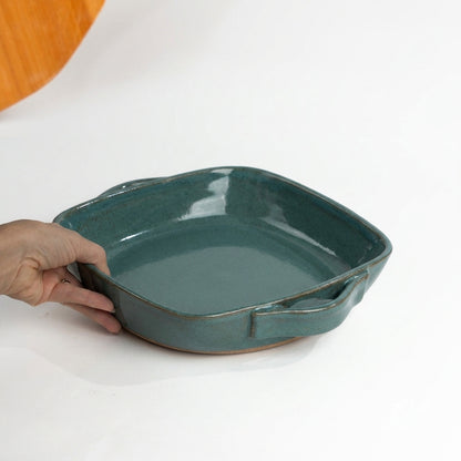 Assadeira quadrada com alças em cerâmica artesanal — tamanho 26CM x 26CM, argila Cappuccino, esmalte Verde Exército
