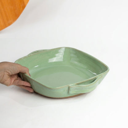Assadeira quadrada com alças em cerâmica artesanal — tamanho 26CM x 26CM, argila Cappuccino, esmalte Verde Menta