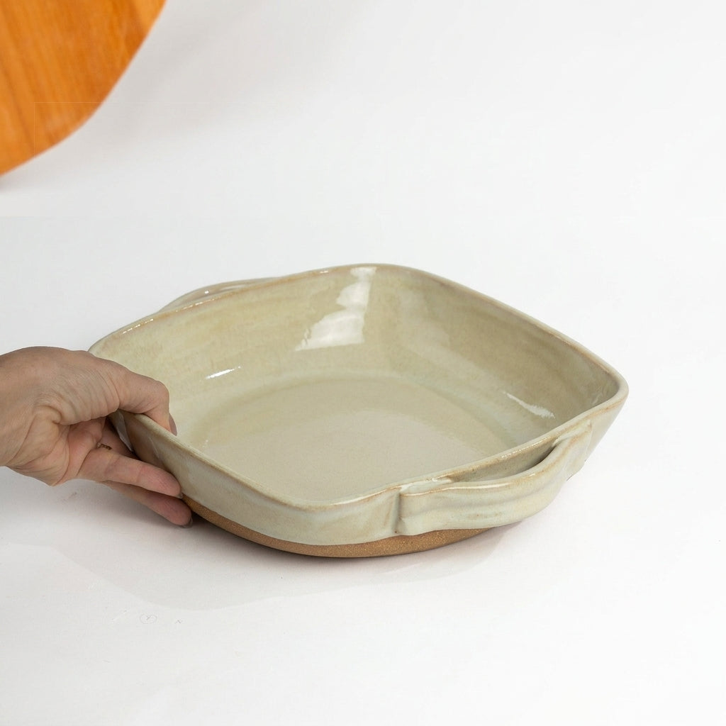 Assadeira quadrada com alças em cerâmica artesanal — tamanho 26CM x 26CM, argila Cappuccino, esmalte Verde Pompeia