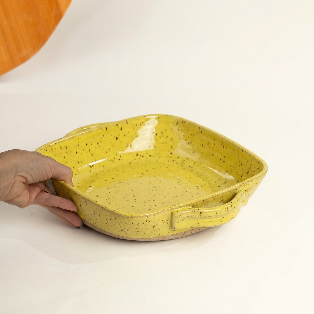 Assadeira quadrada com alças em cerâmica artesanal — tamanho 26CM x 26CM, argila Flocos, esmalte Amarelo Intenso