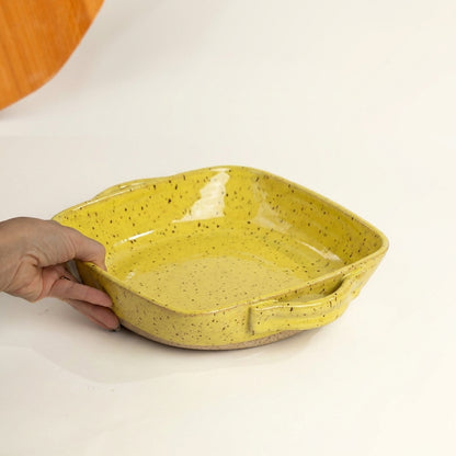 Assadeira quadrada com alças em cerâmica artesanal — tamanho 26CM x 26CM, argila Flocos, esmalte Amarelo Intenso