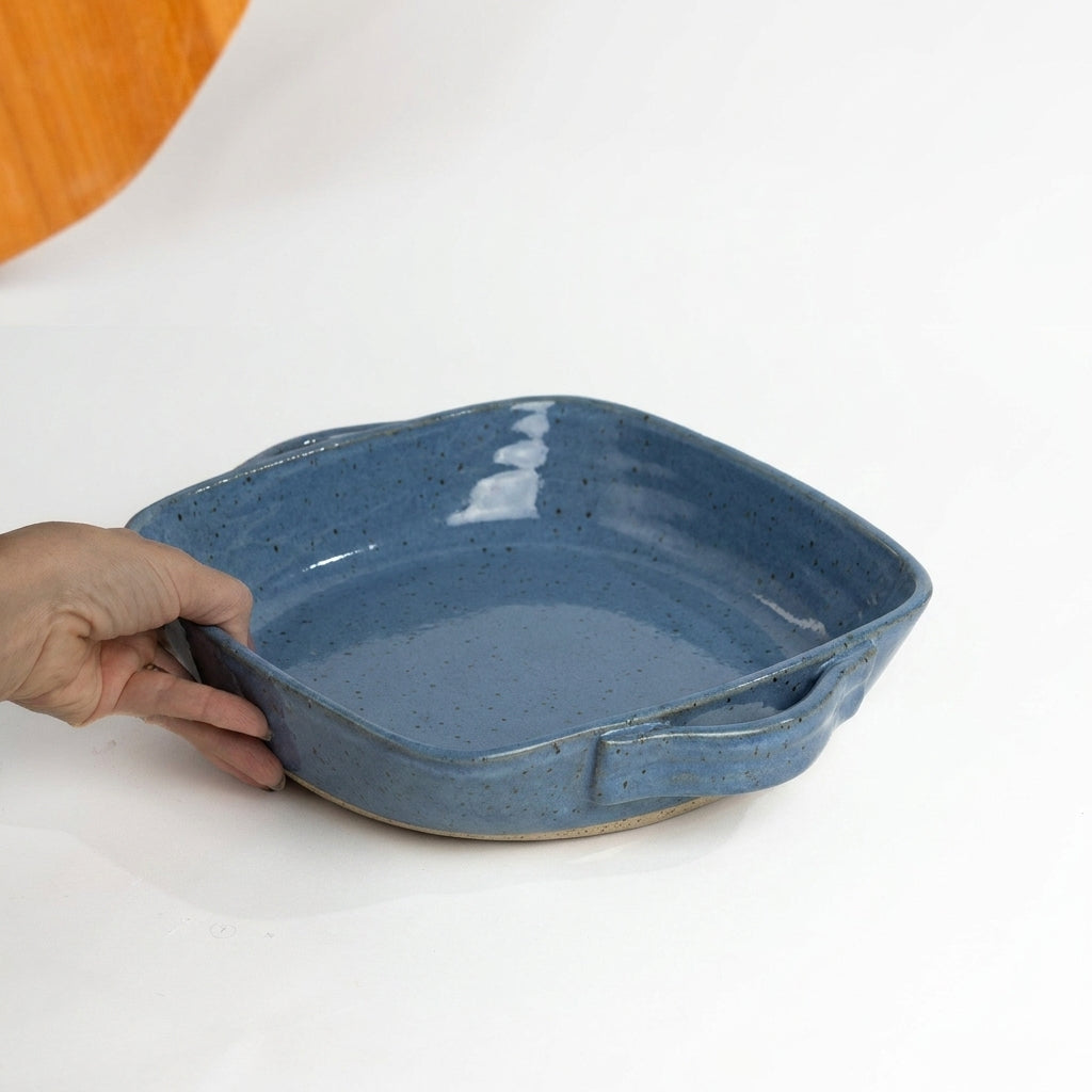 Assadeira quadrada com alças em cerâmica artesanal — tamanho 26CM x 26CM, argila Flocos, esmalte Azul Safira