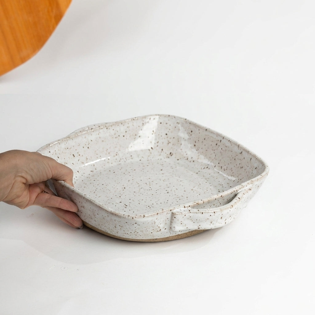 Assadeira quadrada com alças em cerâmica artesanal — tamanho 26CM x 26CM, argila Flocos, esmalte Branco AMME