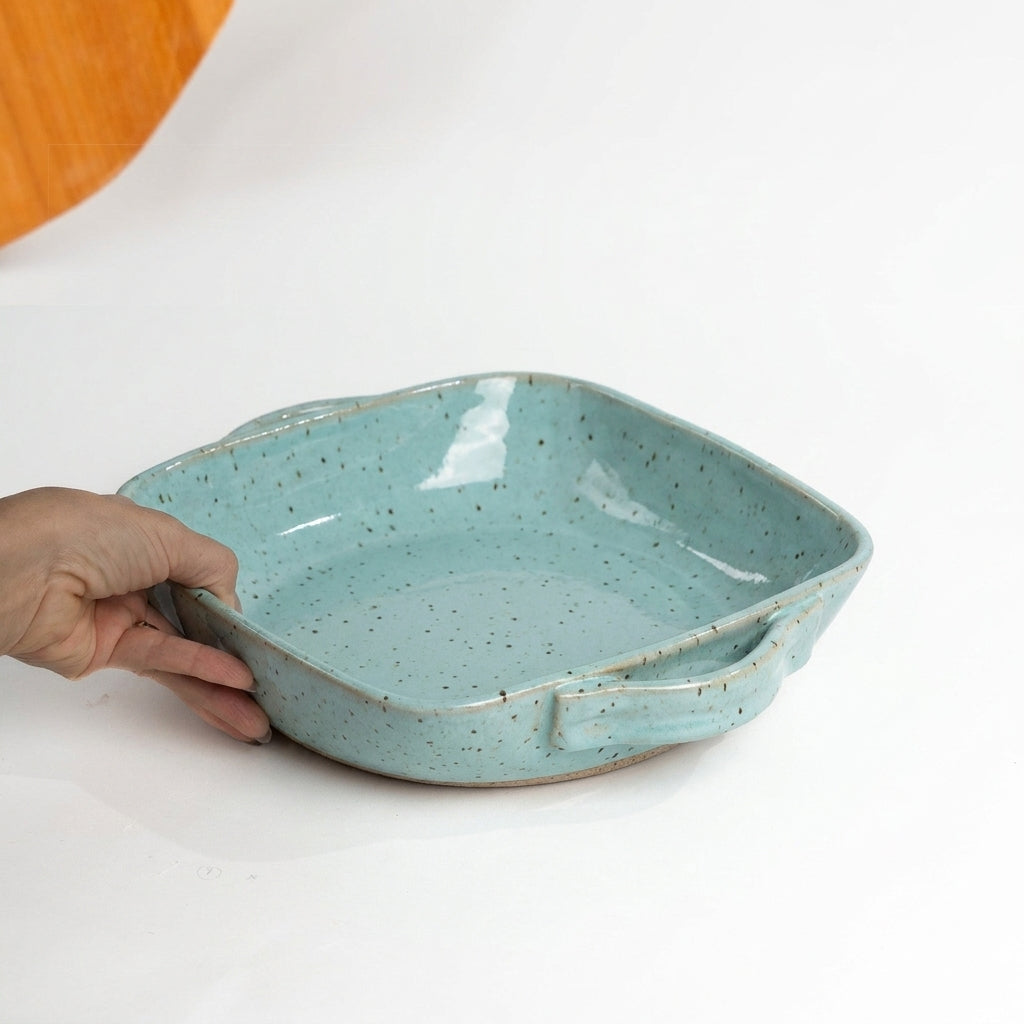 Assadeira quadrada com alças em cerâmica artesanal — tamanho 26CM x 26CM, argila Flocos, esmalte Jujuba