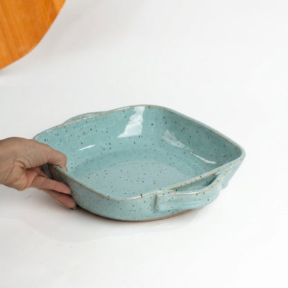 Assadeira quadrada com alças em cerâmica artesanal — tamanho 26CM x 26CM, argila Flocos, esmalte Jujuba