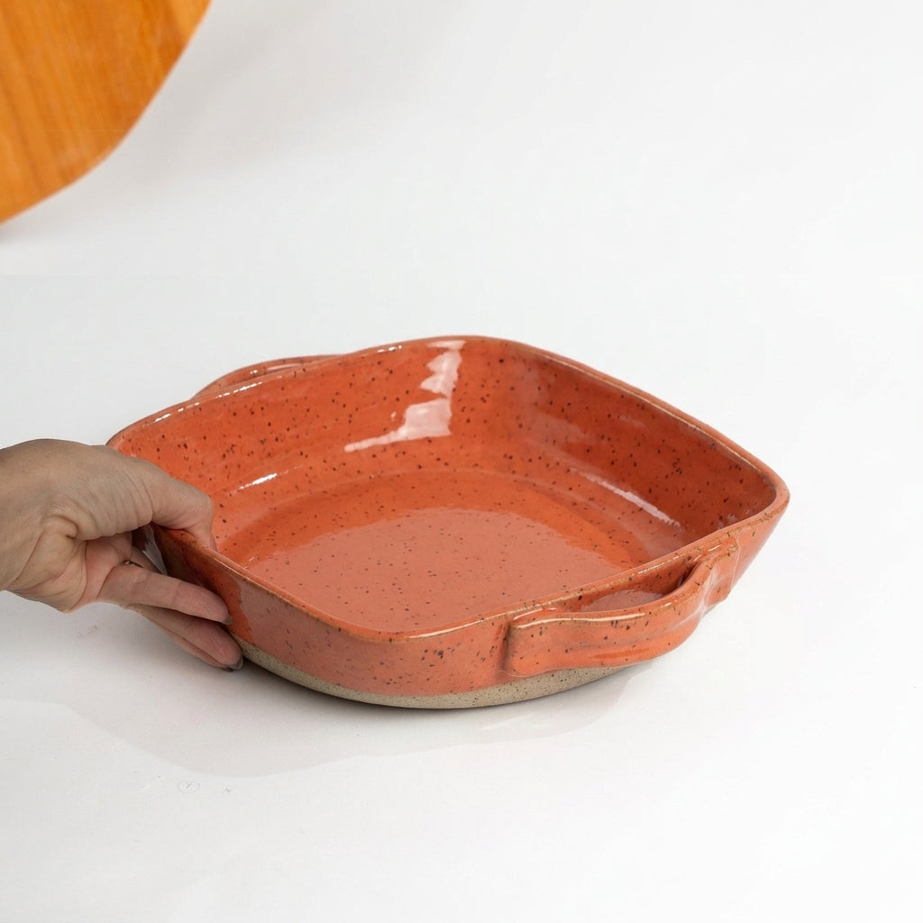 Assadeira quadrada com alças em cerâmica artesanal — tamanho 26CM x 26CM, argila Flocos, esmalte Laranja Intenso