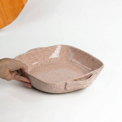 Assadeira quadrada com alças em cerâmica artesanal — tamanho 26CM x 26CM, argila Flocos, esmalte Nude