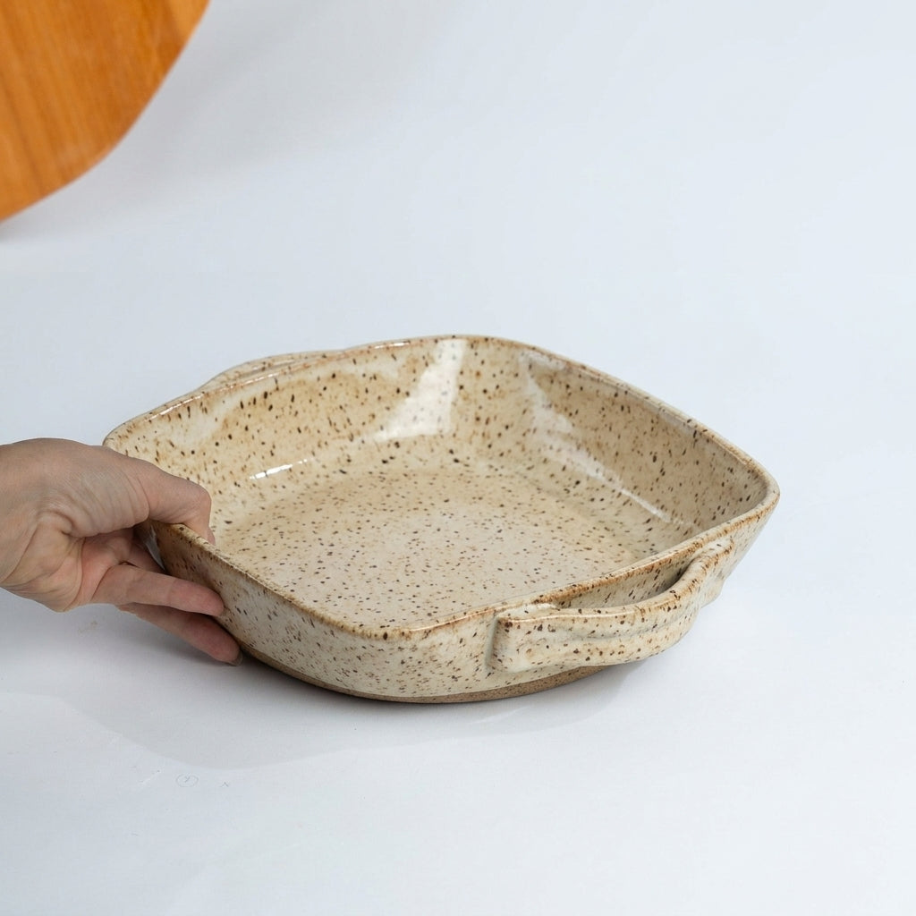 Assadeira quadrada com alças em cerâmica artesanal — tamanho 26CM x 26CM, argila Flocos, esmalte Pedra Sabão