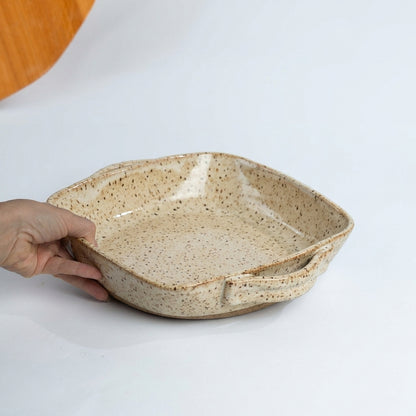 Assadeira quadrada com alças em cerâmica artesanal — tamanho 26CM x 26CM, argila Flocos, esmalte Pedra Sabão