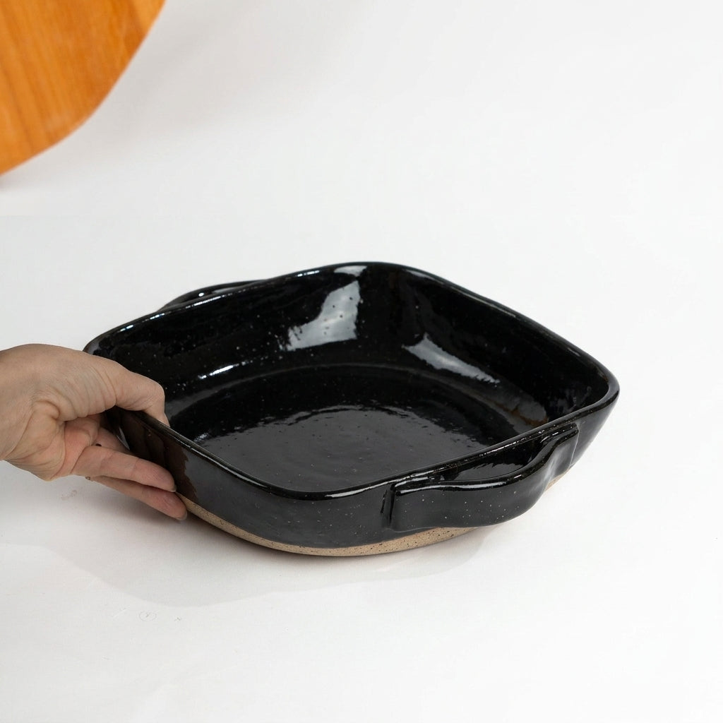 Assadeira quadrada com alças em cerâmica artesanal — tamanho 26CM x 26CM, argila Flocos, esmalte Preto Ébano