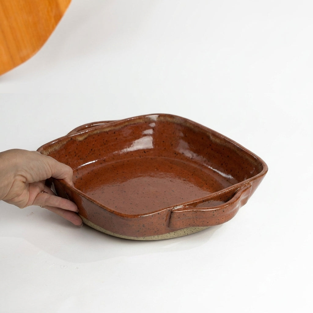 Assadeira quadrada com alças em cerâmica artesanal — tamanho 26CM x 26CM, argila Flocos, esmalte Sol de Terracota