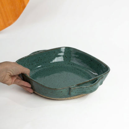Assadeira quadrada com alças em cerâmica artesanal — tamanho 26CM x 26CM, argila Flocos, esmalte Verde Exército