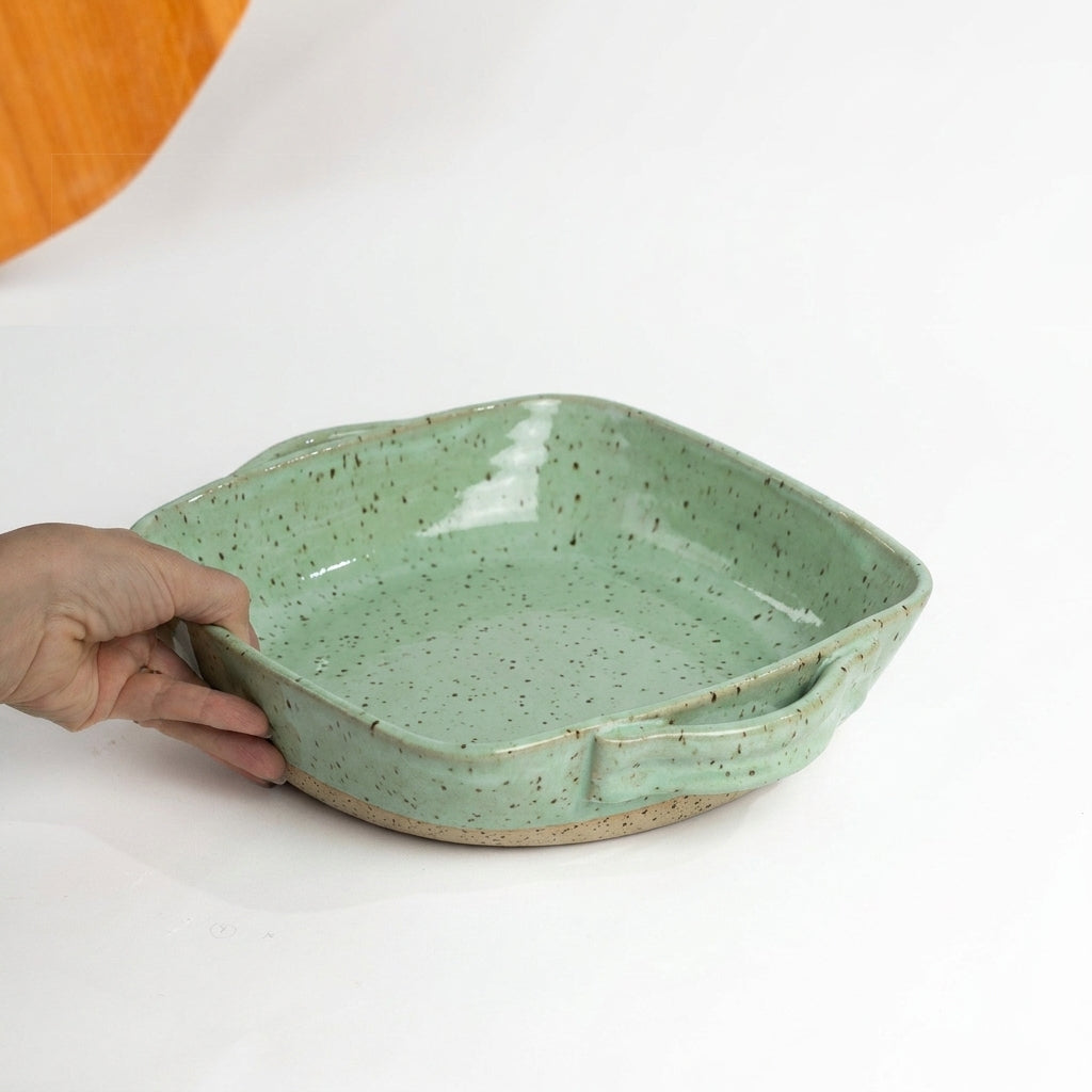 Assadeira quadrada com alças em cerâmica artesanal — tamanho 26CM x 26CM, argila Flocos, esmalte Verde Menta
