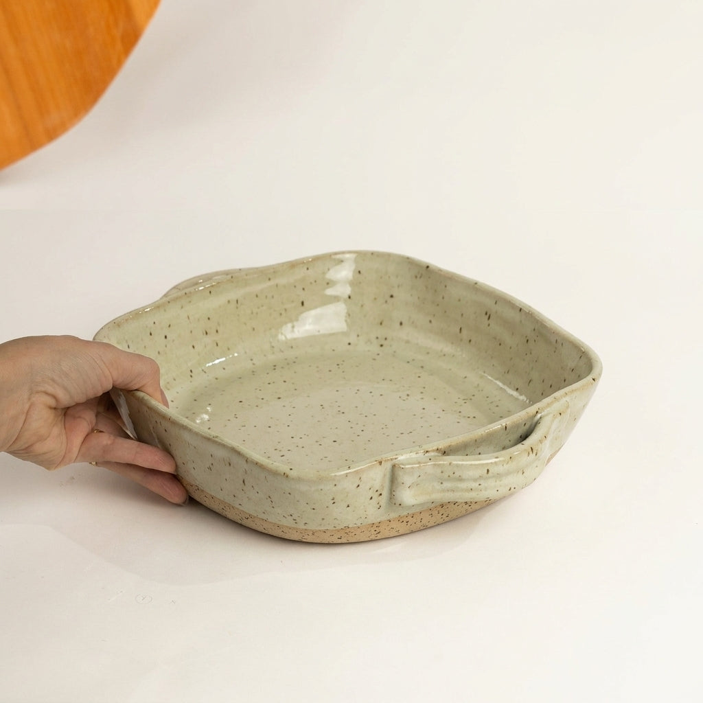 Assadeira quadrada com alças em cerâmica artesanal — tamanho 26CM x 26CM, argila Flocos, esmalte Verde Pompeia