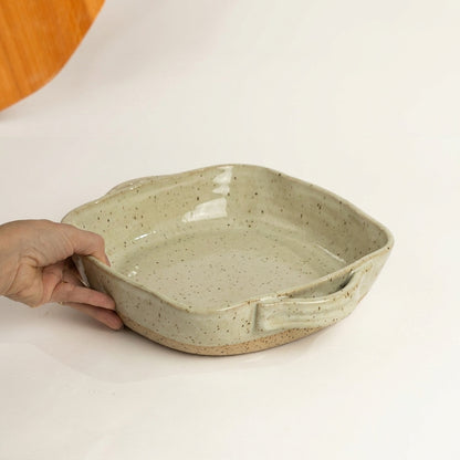 Assadeira quadrada com alças em cerâmica artesanal — tamanho 26CM x 26CM, argila Flocos, esmalte Verde Pompeia