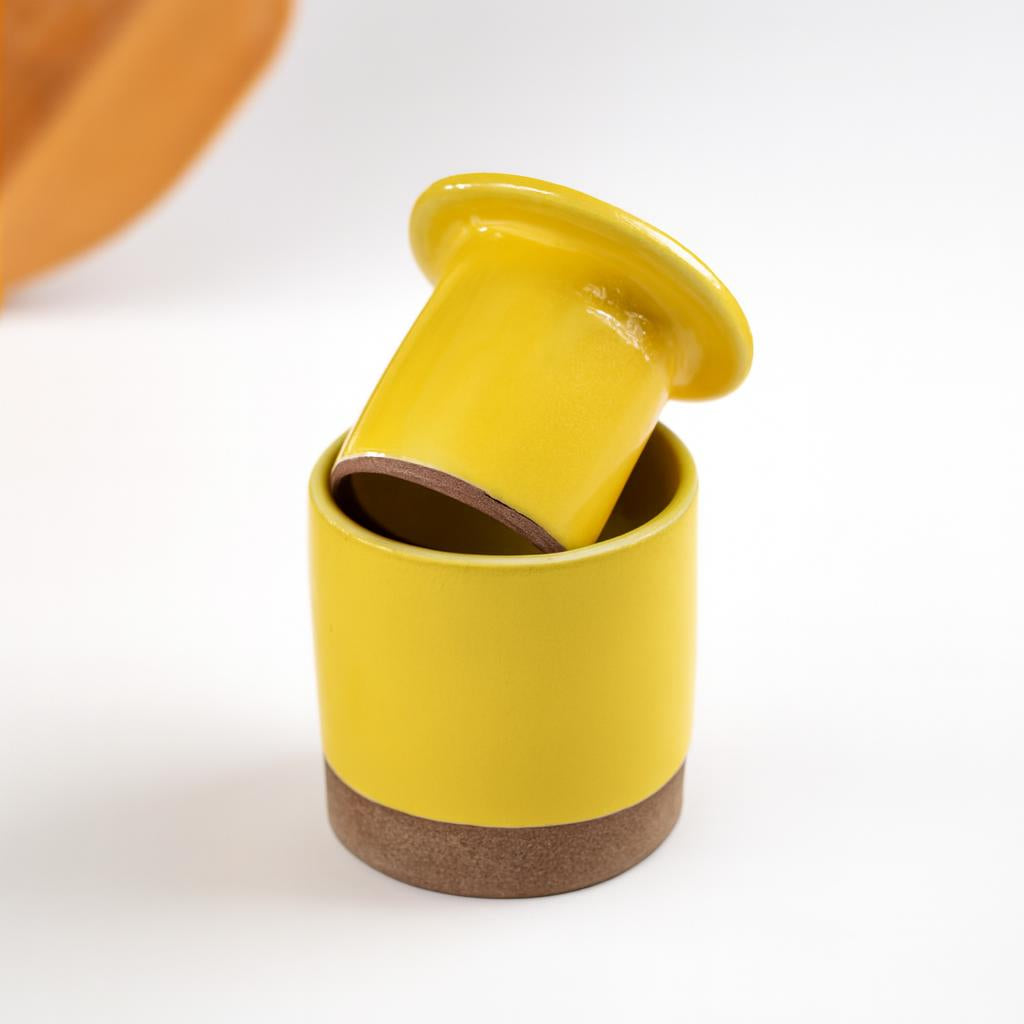 Manteigueira Francesa em cerâmica artesanal — argila Cappuccino, esmalte Amarelo Intenso