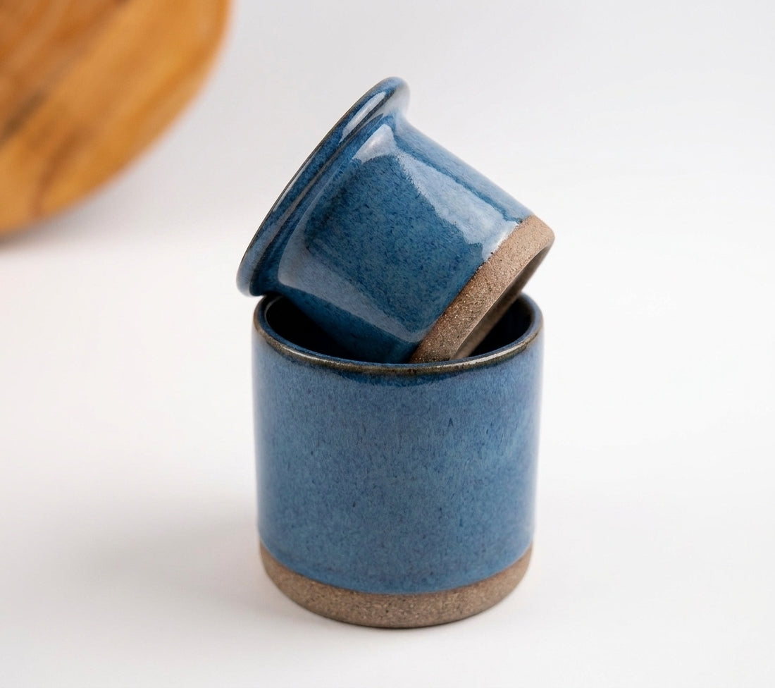 Manteigueira Francesa em cerâmica artesanal — argila Cappuccino, esmalte Azul Safira