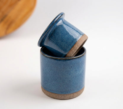 Manteigueira Francesa em cerâmica artesanal — argila Cappuccino, esmalte Azul Safira