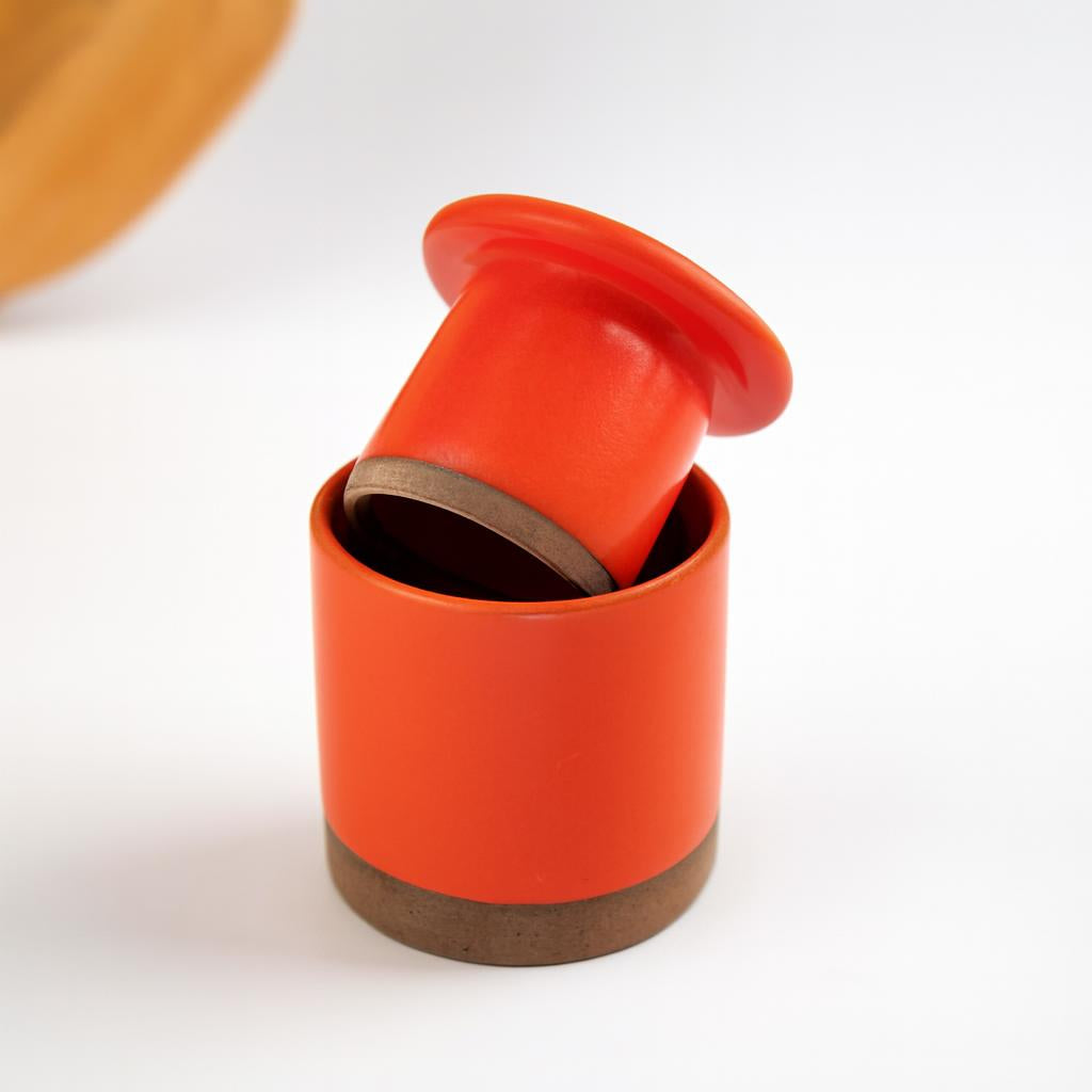 Manteigueira Francesa em cerâmica artesanal — argila Cappuccino, esmalte Laranja Intenso