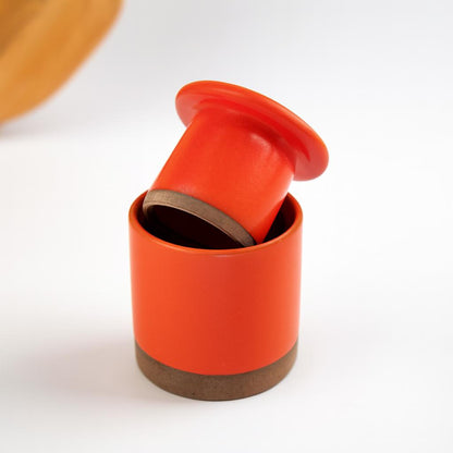 Manteigueira Francesa em cerâmica artesanal — argila Cappuccino, esmalte Laranja Intenso
