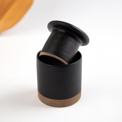 Manteigueira Francesa em cerâmica artesanal — argila Cappuccino, esmalte Preto Acetinado
