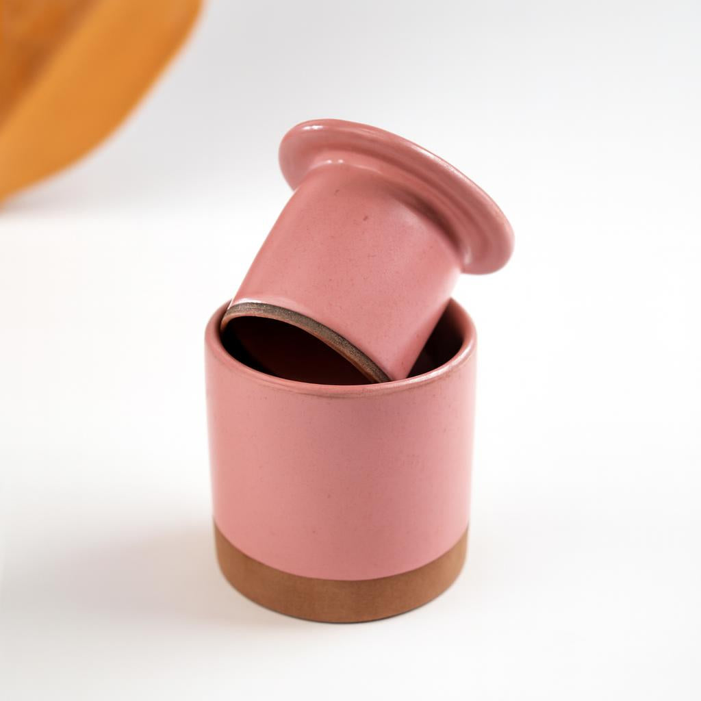 Manteigueira Francesa em cerâmica artesanal — argila Cappuccino, esmalte Rosa Barbie