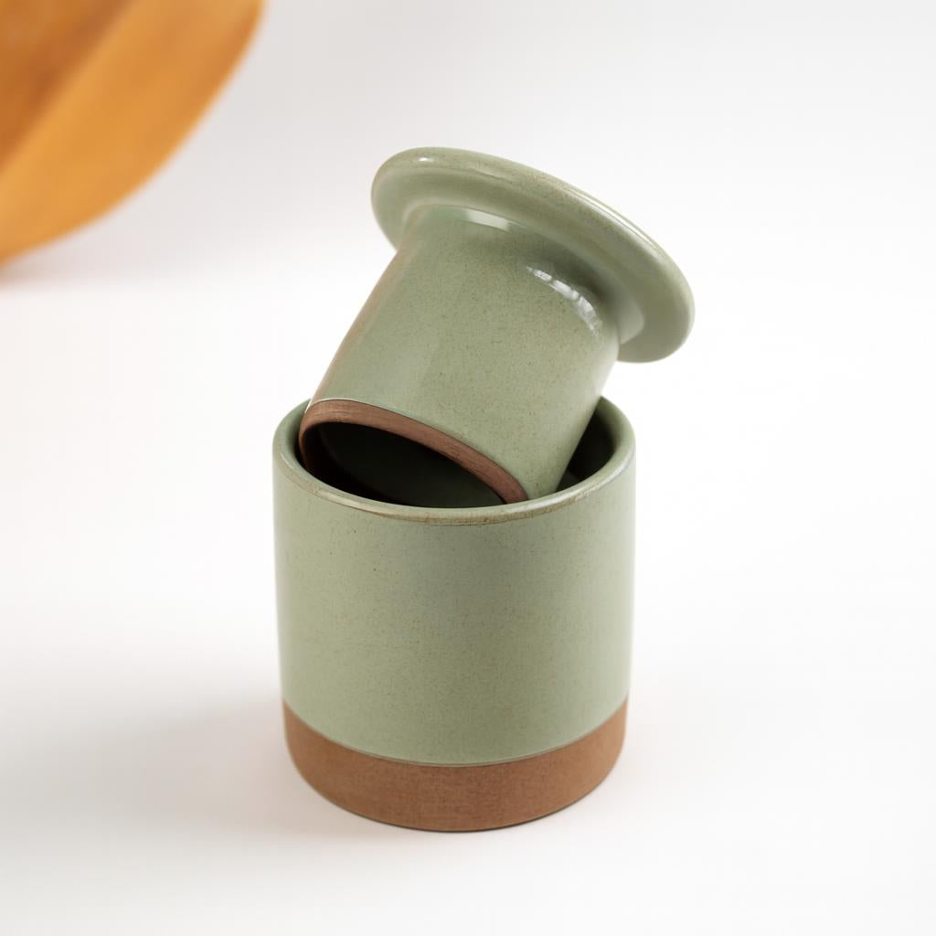 Manteigueira Francesa em cerâmica artesanal — argila Cappuccino, esmalte Verde Pompeia