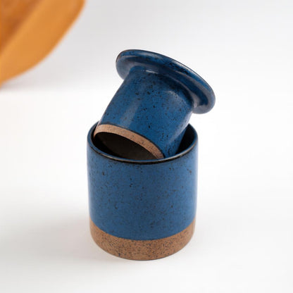 Manteigueira Francesa em cerâmica artesanal — argila Flocos, esmalte Azul Safira