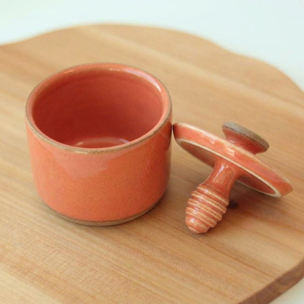 Meleira Reta em cerâmica artesanal — argila Cappuccino, esmalte Laranja Intenso