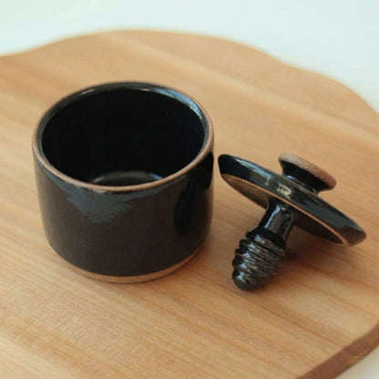 Meleira Reta em cerâmica artesanal — argila Cappuccino, esmalte Preto Ébano