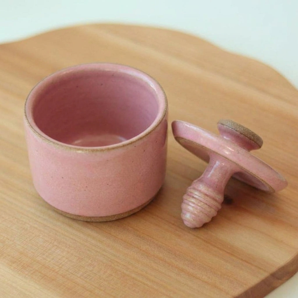 Meleira Reta em cerâmica artesanal — argila Cappuccino, esmalte Rosa Barbie