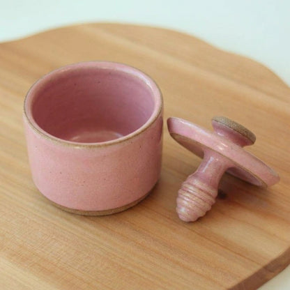 Meleira Reta em cerâmica artesanal — argila Cappuccino, esmalte Rosa Barbie