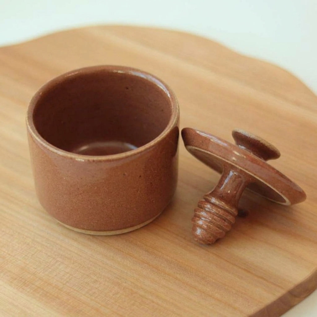 Meleira Reta em cerâmica artesanal — argila Cappuccino, esmalte Sol de Terracota