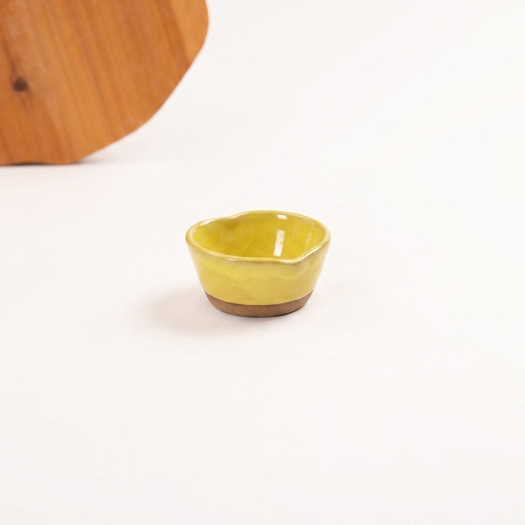 Mini bowl Coração em cerâmica artesanal — argila Cappuccino, esmalte Amarelo Intenso