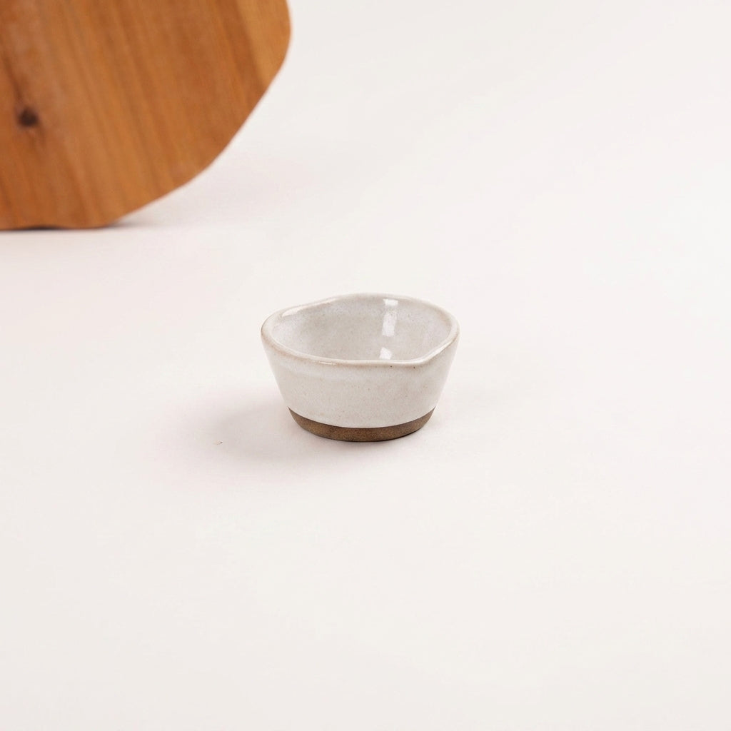 Mini bowl Coração em cerâmica artesanal — argila Cappuccino, esmalte Branco AMME