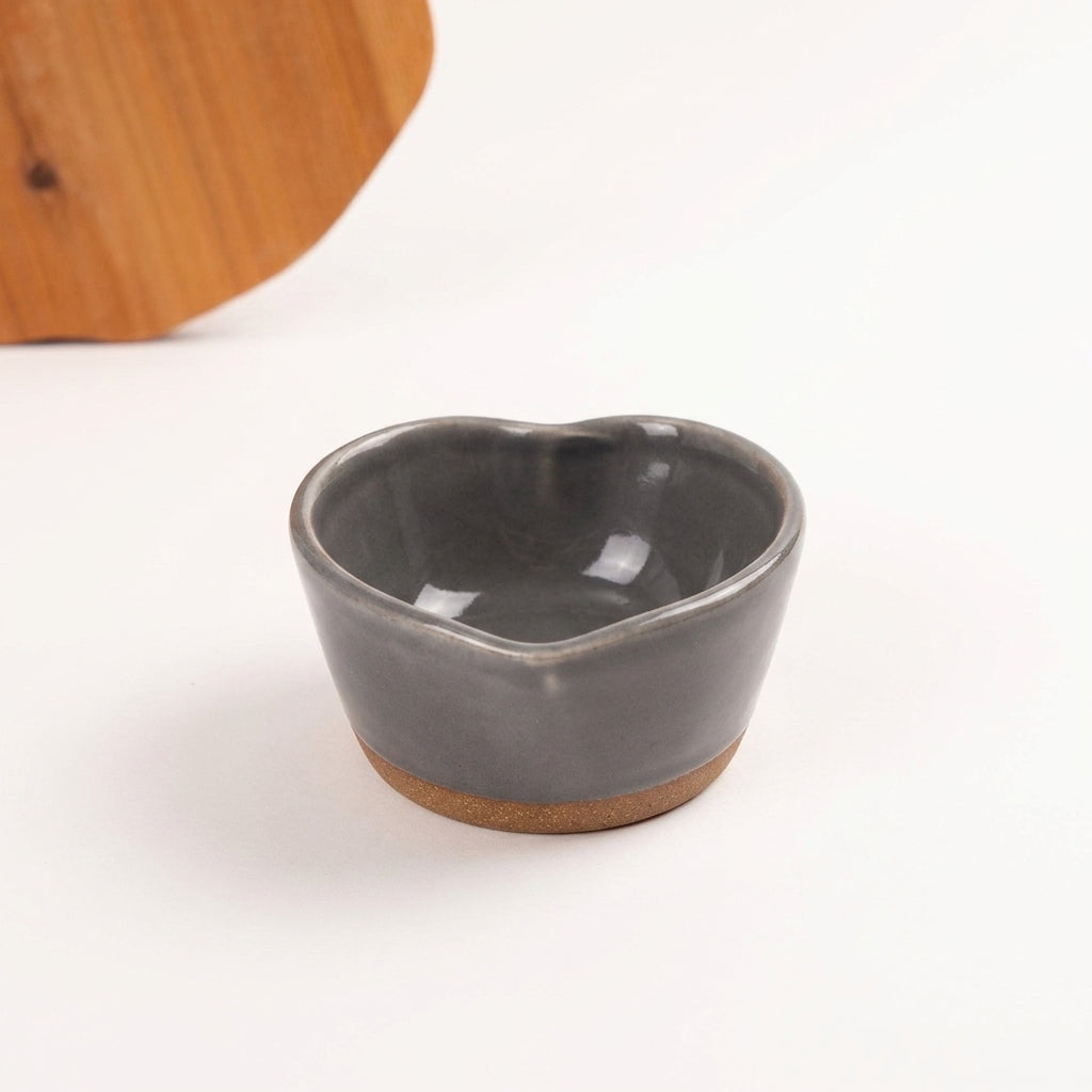 Mini bowl Coração em cerâmica artesanal — argila Cappuccino, esmalte Grafite