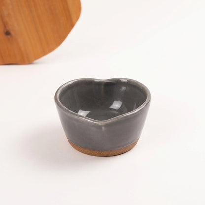 Mini bowl Coração em cerâmica artesanal — argila Cappuccino, esmalte Grafite