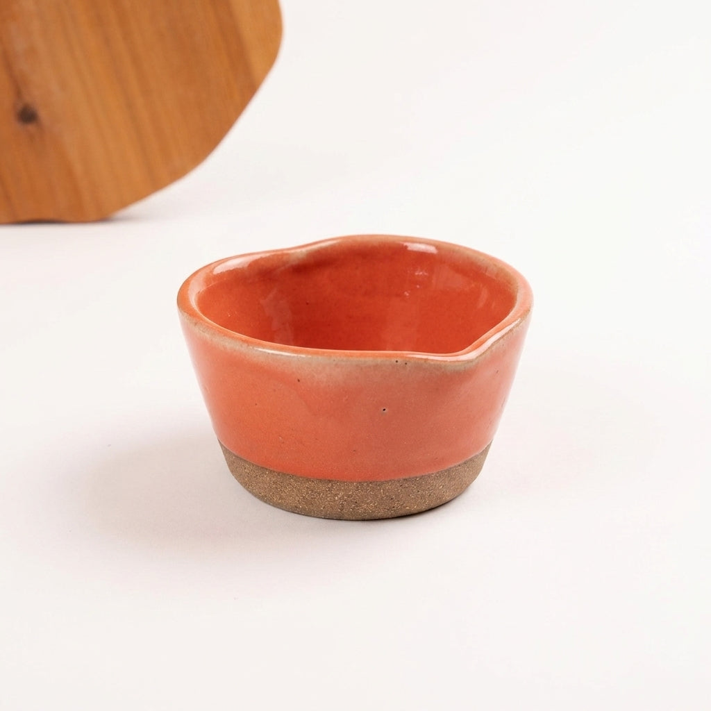 Mini bowl Coração em cerâmica artesanal — argila Cappuccino, esmalte Laranja Intenso