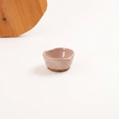 Mini bowl Coração em cerâmica artesanal — argila Cappuccino, esmalte Nude
