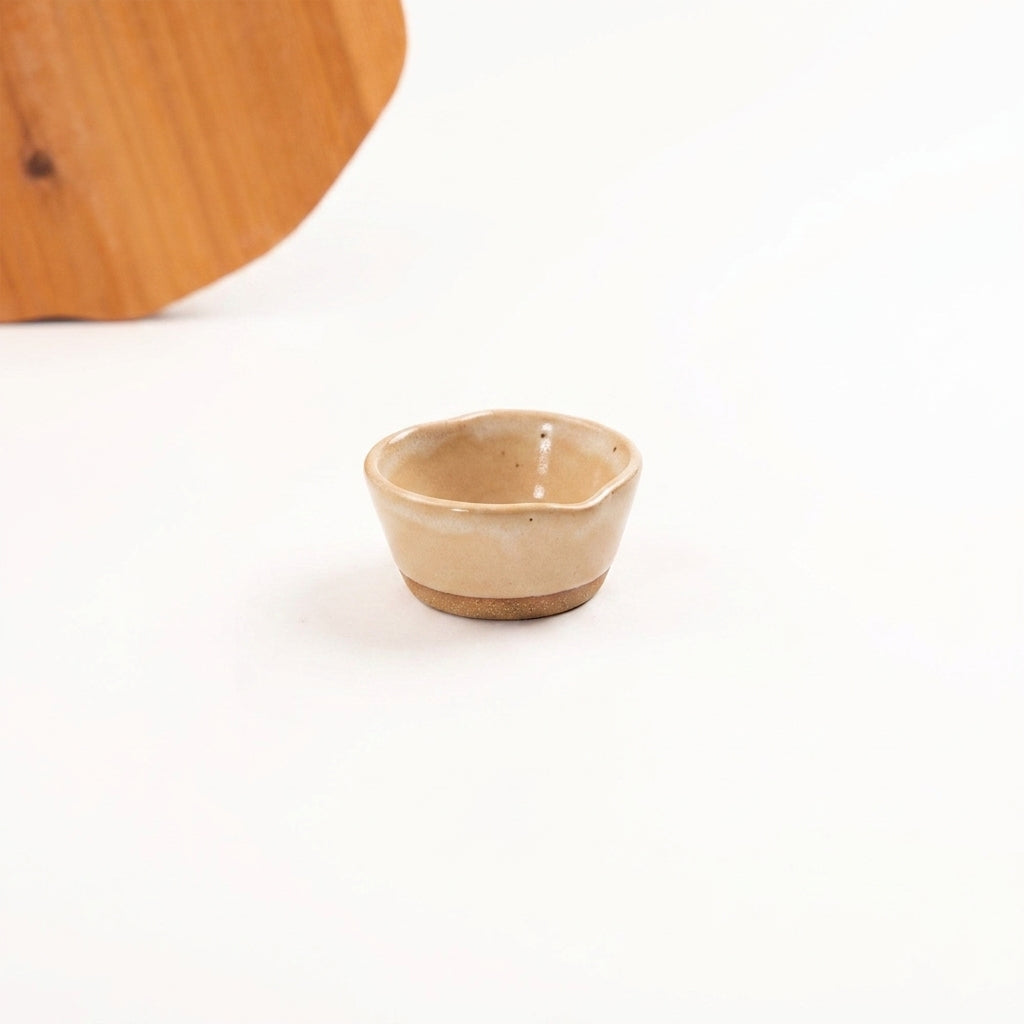 Mini bowl Coração em cerâmica artesanal — argila Cappuccino, esmalte Pedra Sabão