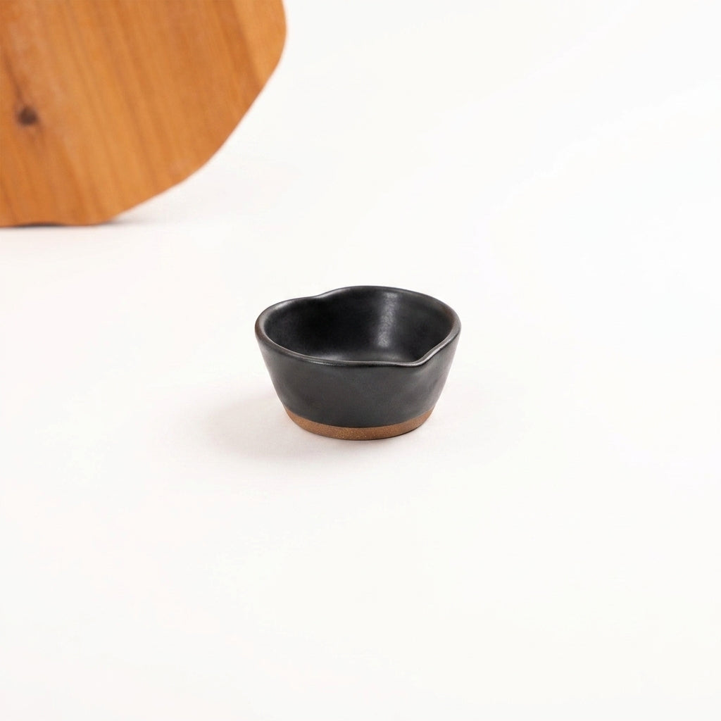Mini bowl Coração em cerâmica artesanal — argila Cappuccino, esmalte Preto Acetinado