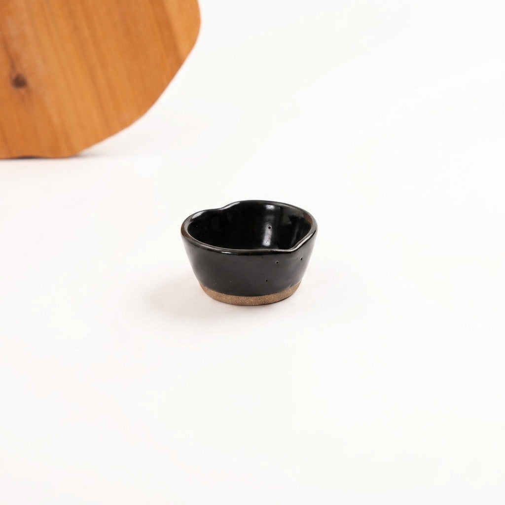 Mini bowl Coração em cerâmica artesanal — argila Cappuccino, esmalte Preto Ébano