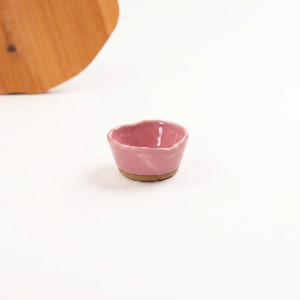 Mini bowl Coração em cerâmica artesanal — argila Cappuccino, esmalte Rosa Barbie