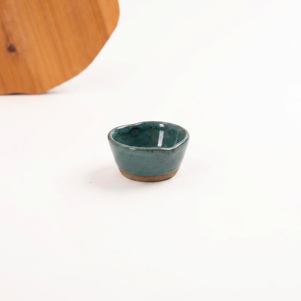 Mini bowl Coração em cerâmica artesanal — argila Cappuccino, esmalte Verde Exército
