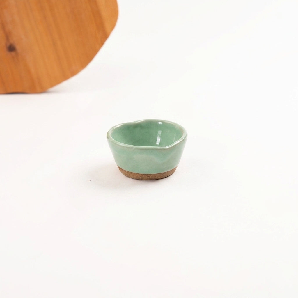 Mini bowl Coração em cerâmica artesanal — argila Cappuccino, esmalte Verde Menta