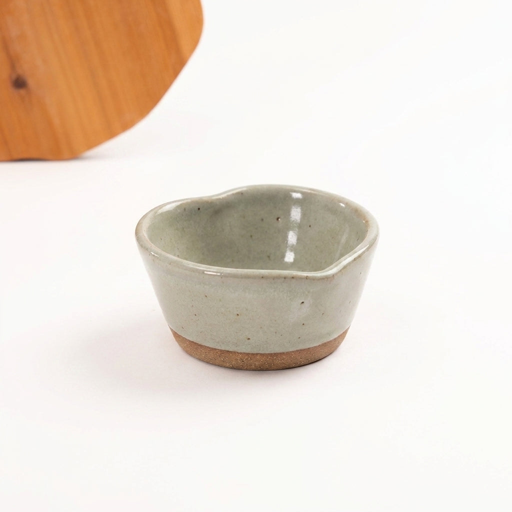 Mini bowl Coração em cerâmica artesanal — argila Cappuccino, esmalte Verde Pompeia
