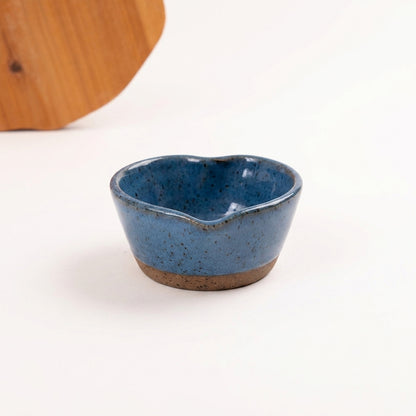 Mini bowl Coração em cerâmica artesanal — argila Flocos, esmalte Azul Safira