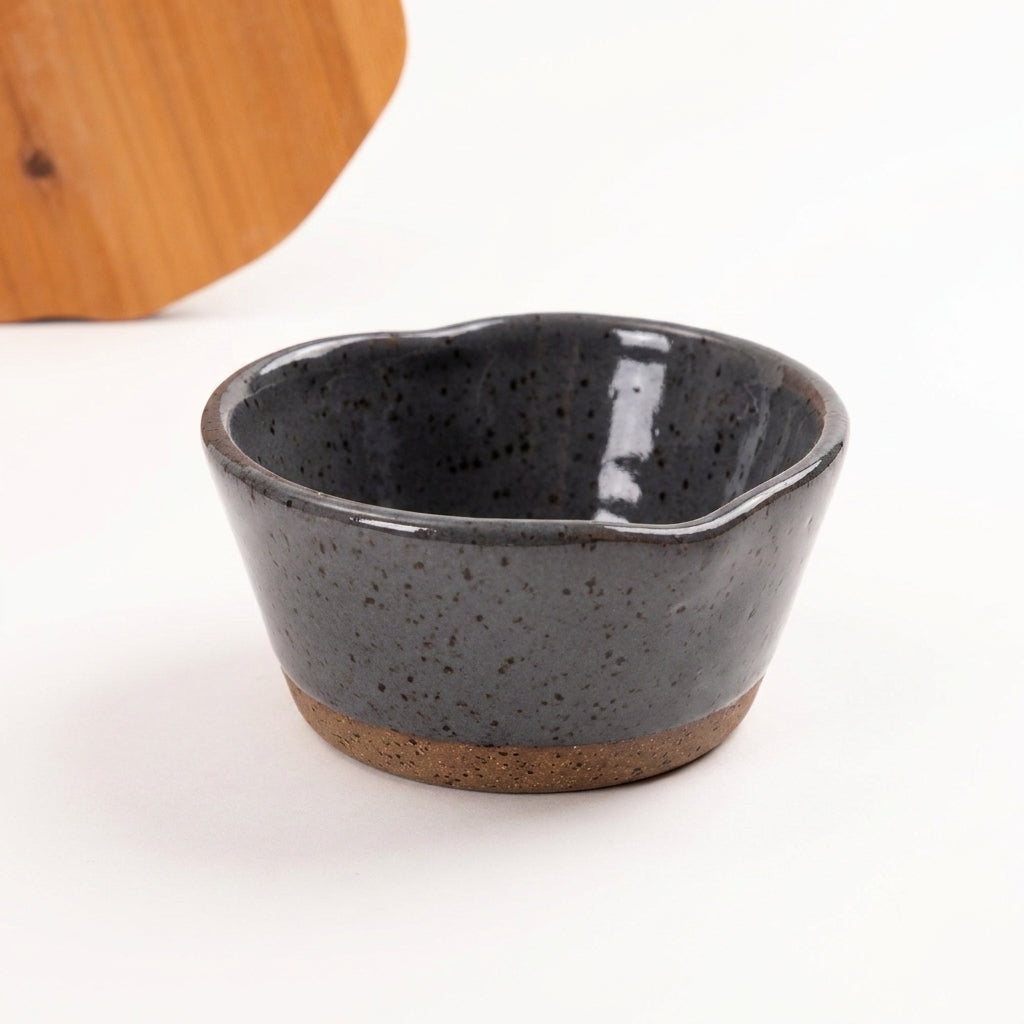 Mini bowl Coração em cerâmica artesanal — argila Flocos, esmalte Grafite