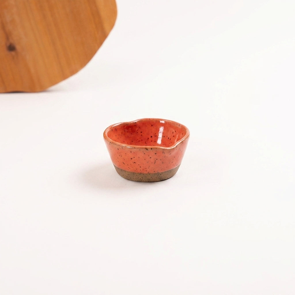 Mini bowl Coração em cerâmica artesanal — argila Flocos, esmalte Laranja Intenso