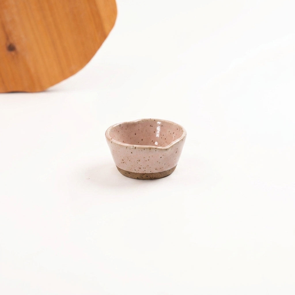 Mini bowl Coração em cerâmica artesanal — argila Flocos, esmalte Nude